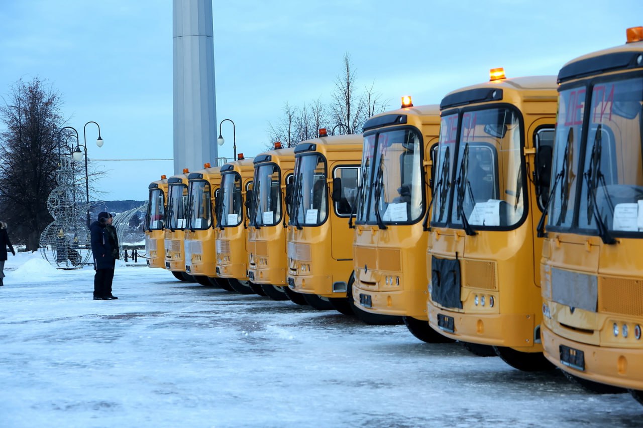 Губернатор Томской области вручил ключи от новых школьных автобусов